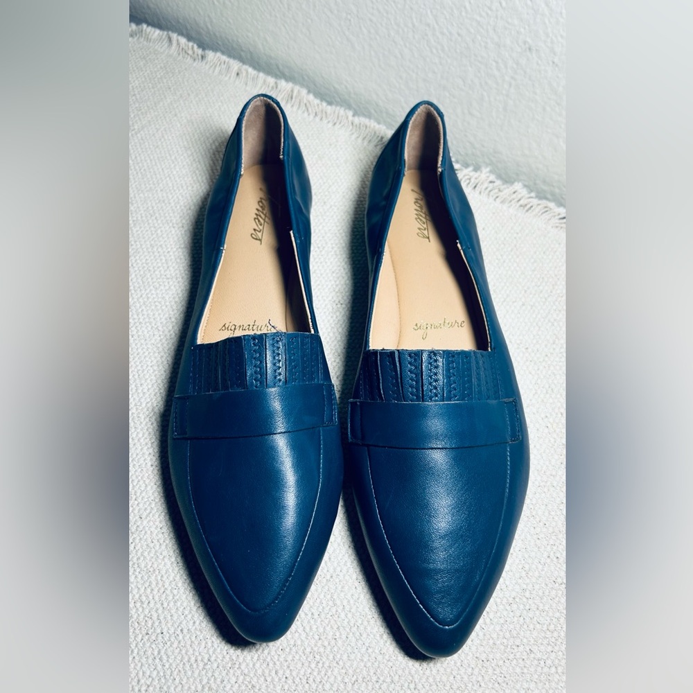 Trotters Classic Navy Flats - Picture 3 of 13